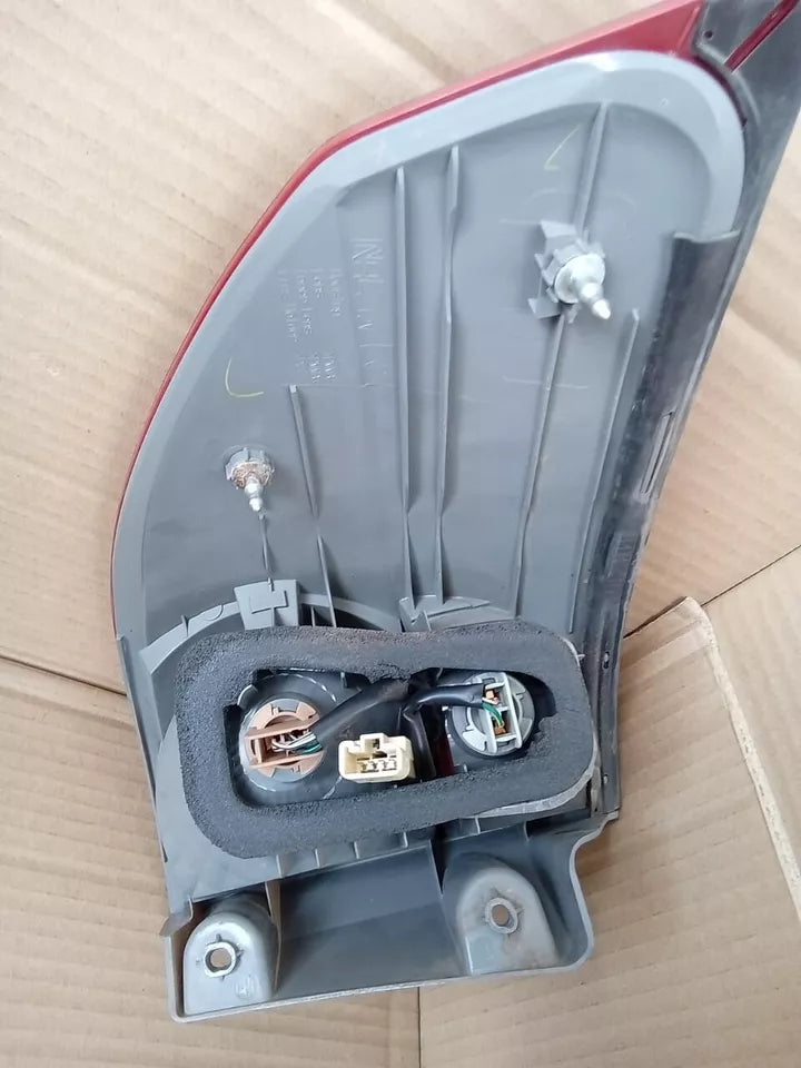 2006-2010 TOYOTA SIENNA TAIL LIGHT REAR LAMP RIGHT PASSENGER SIDE - OEM