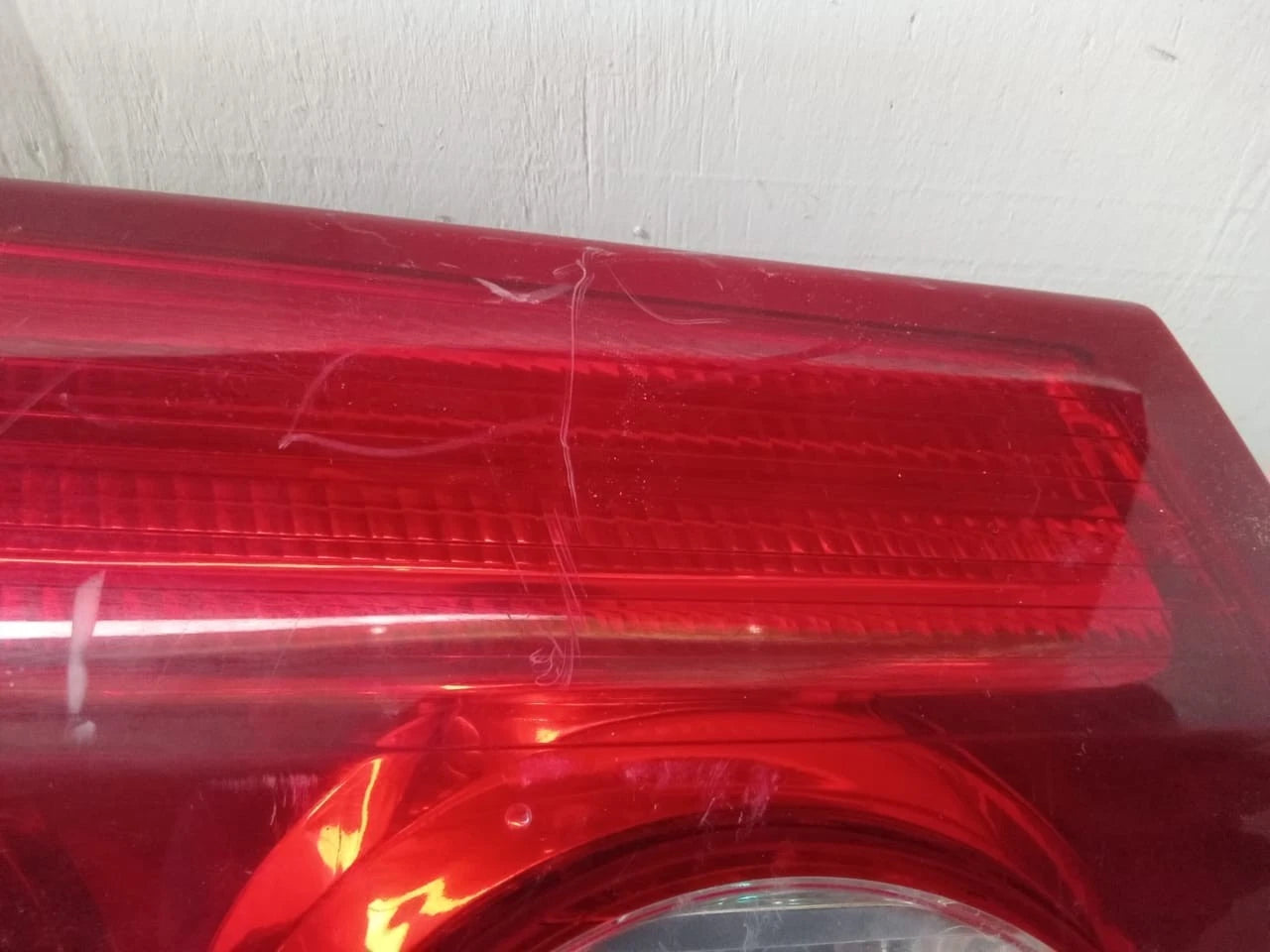 2006 - 2010 TOYOTA SIENNA LID TAIL LIGHT REAR LAMP LEFT DRIVER SIDE 81680-AE020