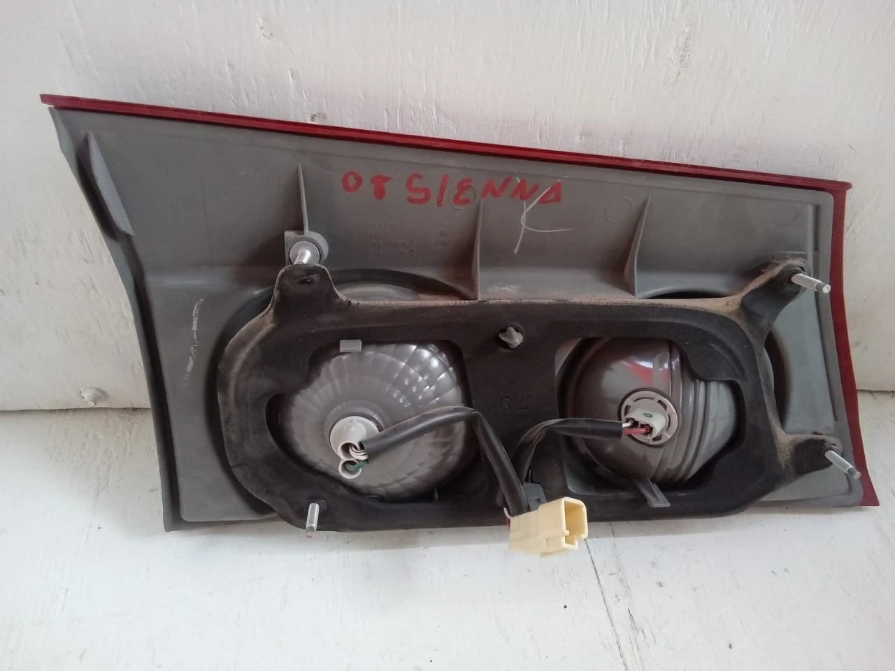 2006-2010 TOYOTA SIENNA LID TAIL LIGHT REAR LAMP RIGHT PASSENGER SIDE 81680AE020