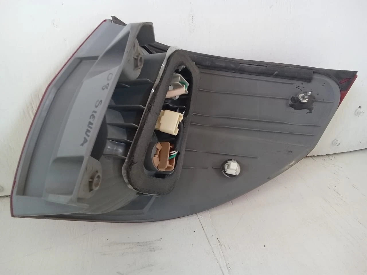 2006-2010 TOYOTA SIENNA TAIL LIGHT REAR LAMP LEFT DRIVER SIDE 81560AE020