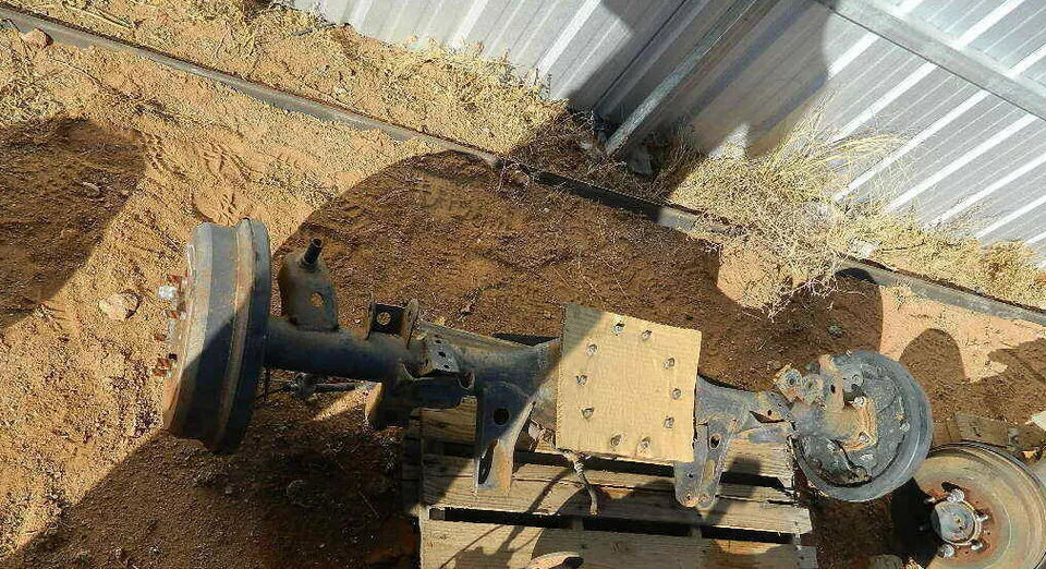 TOYOTA 4RUNNER 2.7L REAR END DIFFERENTIAL AXLE CARRIER HOUSING WITH AXLES ONLY