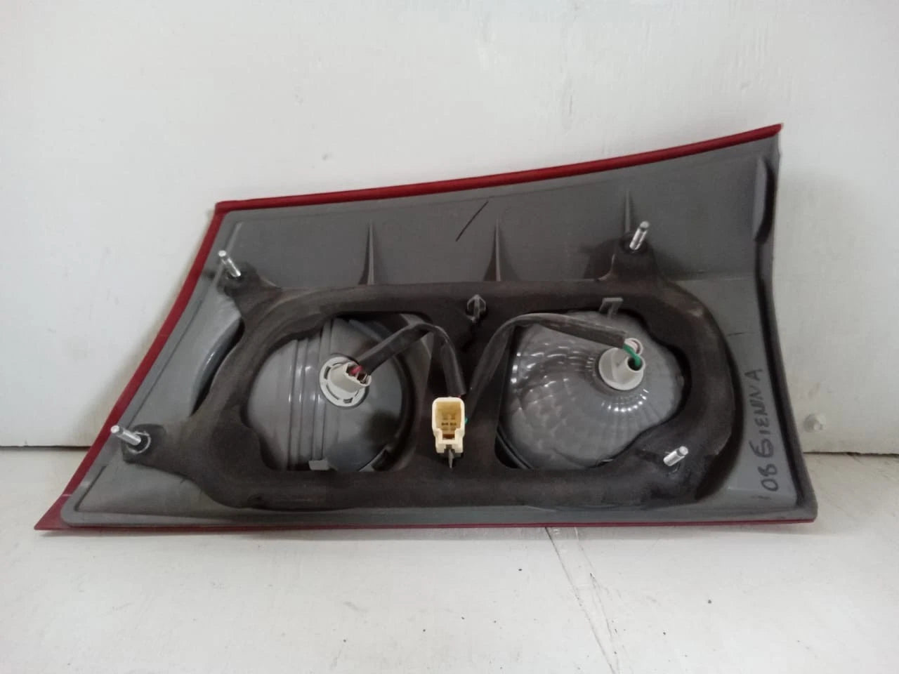 2006 - 2010 TOYOTA SIENNA LID TAIL LIGHT REAR LAMP LEFT DRIVER SIDE 81680-AE020