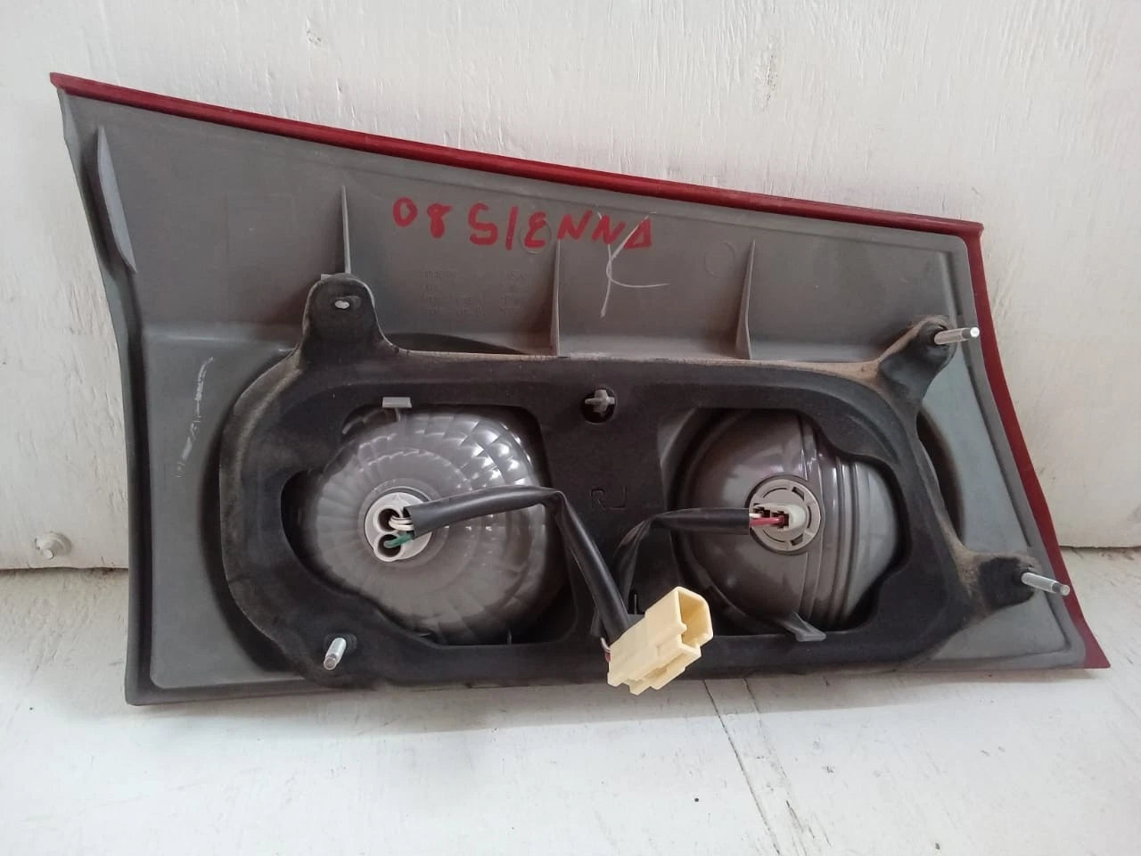 2006-2010 TOYOTA SIENNA LID TAIL LIGHT REAR LAMP RIGHT PASSENGER SIDE 81680AE020