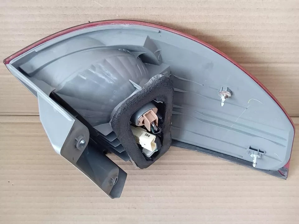 2006-2010 TOYOTA SIENNA TAIL LIGHT REAR LAMP RIGHT PASSENGER SIDE - OEM