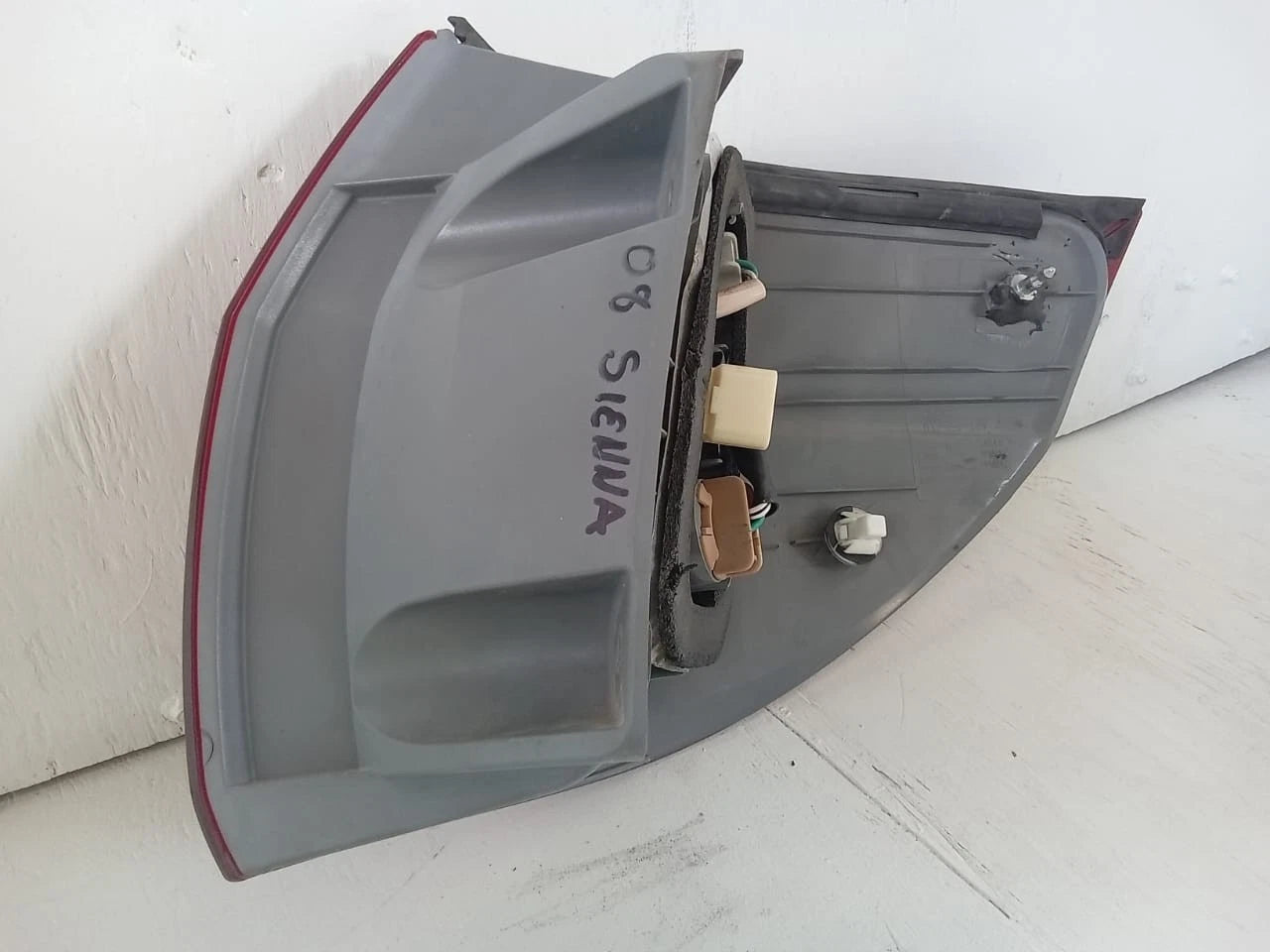 2006-2010 TOYOTA SIENNA TAIL LIGHT REAR LAMP LEFT DRIVER SIDE 81560AE020