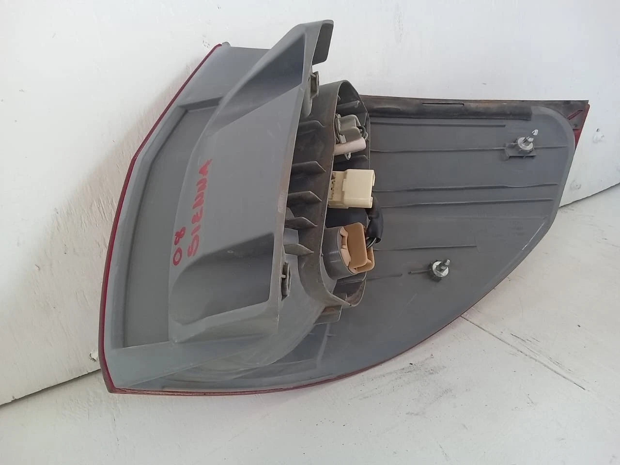 2006-2010 TOYOTA SIENNA TAIL LIGHT REAR LAMP LEFT DRIVER SIDE 81560AE020