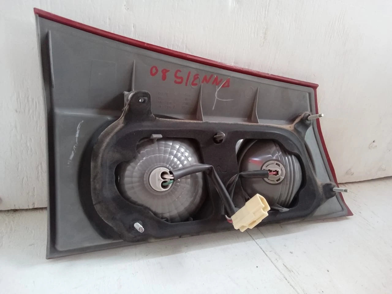 2006-2010 TOYOTA SIENNA LID TAIL LIGHT REAR LAMP RIGHT PASSENGER SIDE 81680AE020