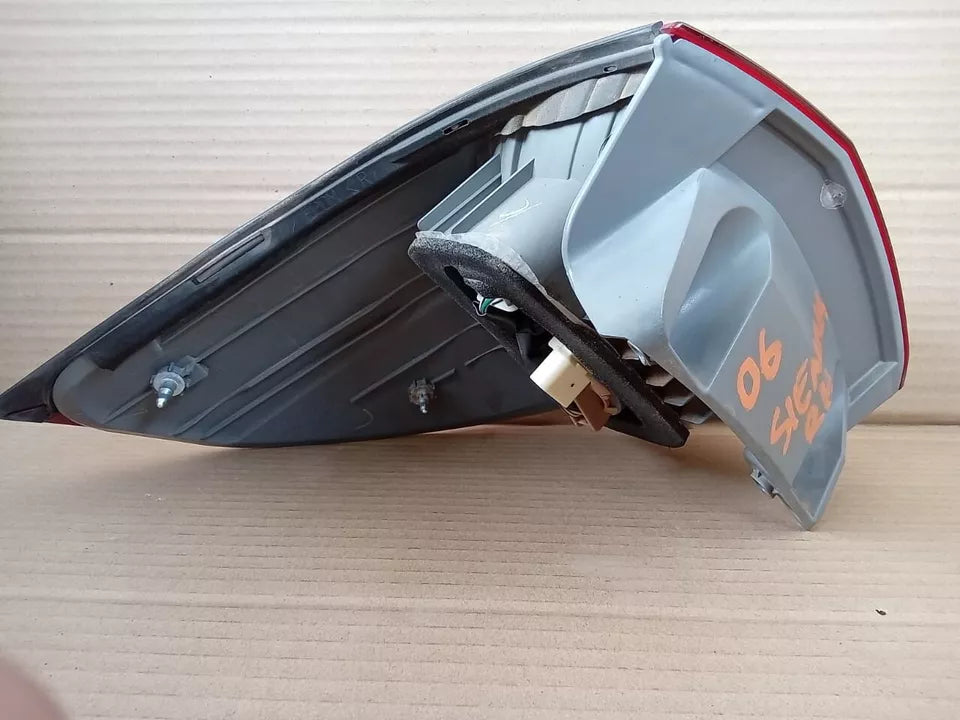 2006-2010 TOYOTA SIENNA TAIL LIGHT REAR LAMP RIGHT PASSENGER SIDE - OEM