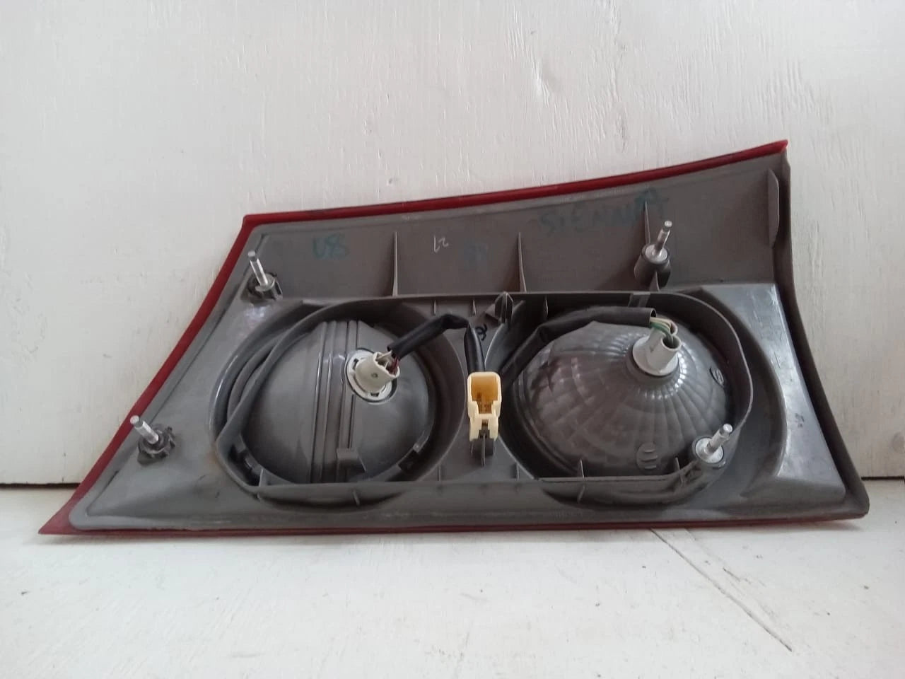 2006 - 2010 TOYOTA SIENNA LID TAIL LIGHT REAR LAMP LEFT DRIVER SIDE 81680-AE020