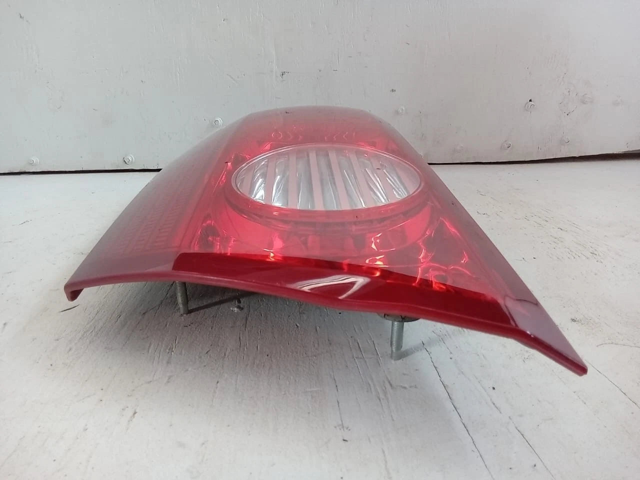 2006-2010 TOYOTA SIENNA LID TAIL LIGHT REAR LAMP RIGHT PASSENGER SIDE 81680AE020