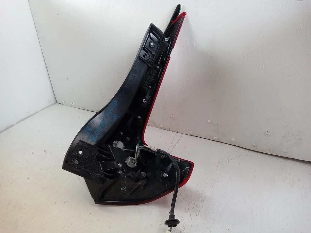 2018-2020 MITSUBISHI ECLIPSE CROSS TAIL LIGHT REAR LAMP LEFT DRIVER SIDE 8330B014