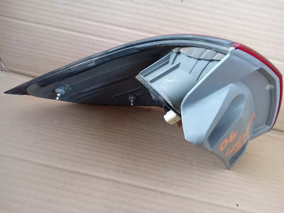 2006-2010 TOYOTA SIENNA TAIL LIGHT REAR LAMP RIGHT PASSENGER SIDE - OEM