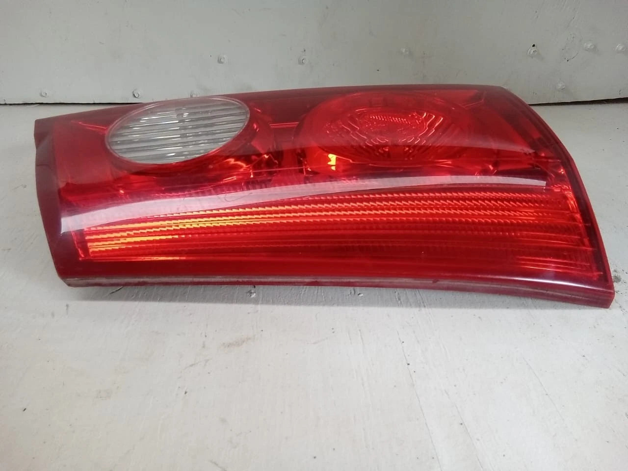 2006 - 2010 TOYOTA SIENNA LID TAIL LIGHT REAR LAMP LEFT DRIVER SIDE 81680-AE020
