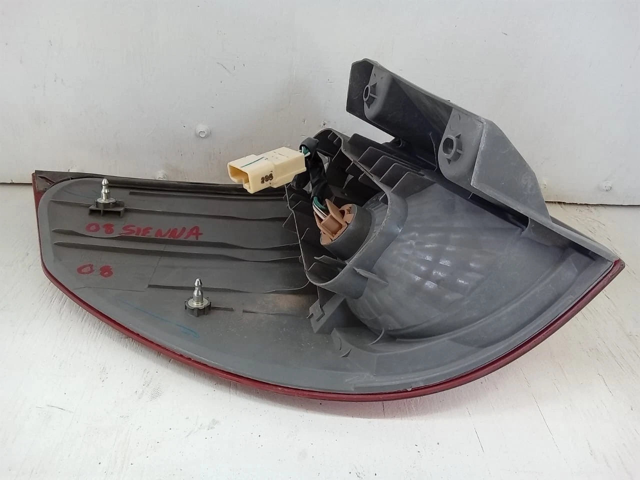 2006-2010 TOYOTA SIENNA TAIL LIGHT REAR LAMP RIGHT PASSENGER SIDE 81550AE020