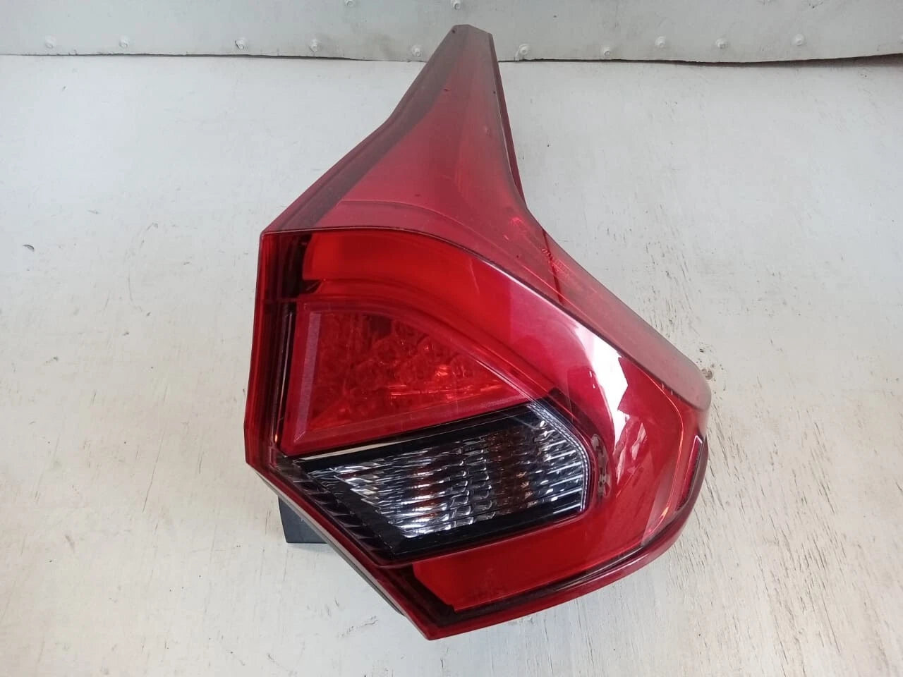2018-2020 MITSUBISHI ECLIPSE CROSS TAIL LIGHT REAR LAMP RIGHT PASSENGER SIDE 8330B014
