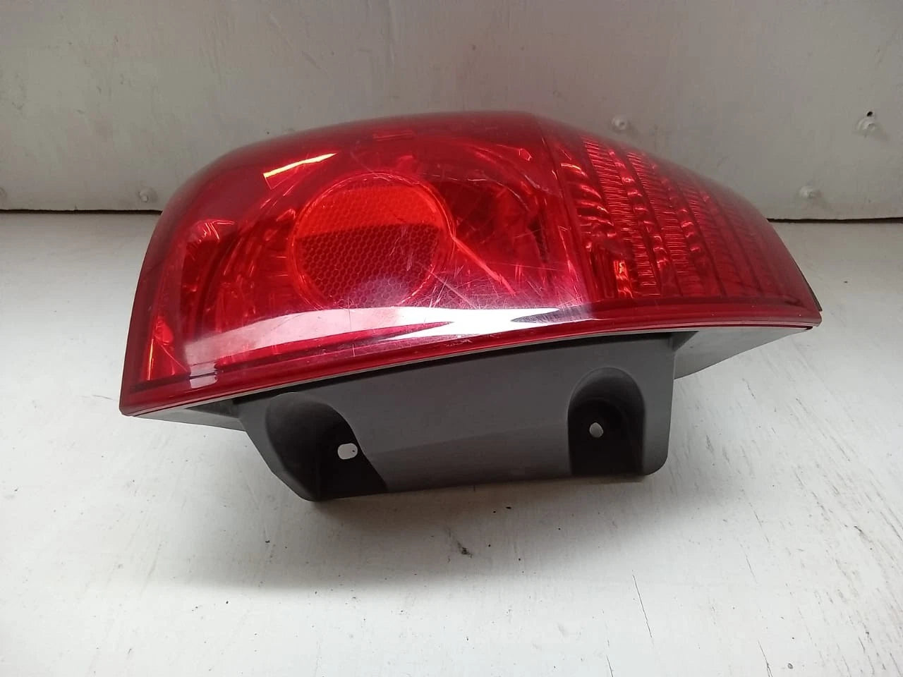 2006-2010 TOYOTA SIENNA TAIL LIGHT REAR LAMP LEFT DRIVER SIDE 81560AE020
