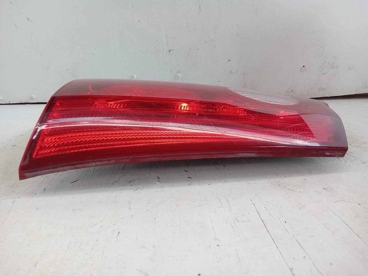2006-2010 TOYOTA SIENNA LID TAIL LIGHT REAR LAMP RIGHT PASSENGER SIDE 81680AE020