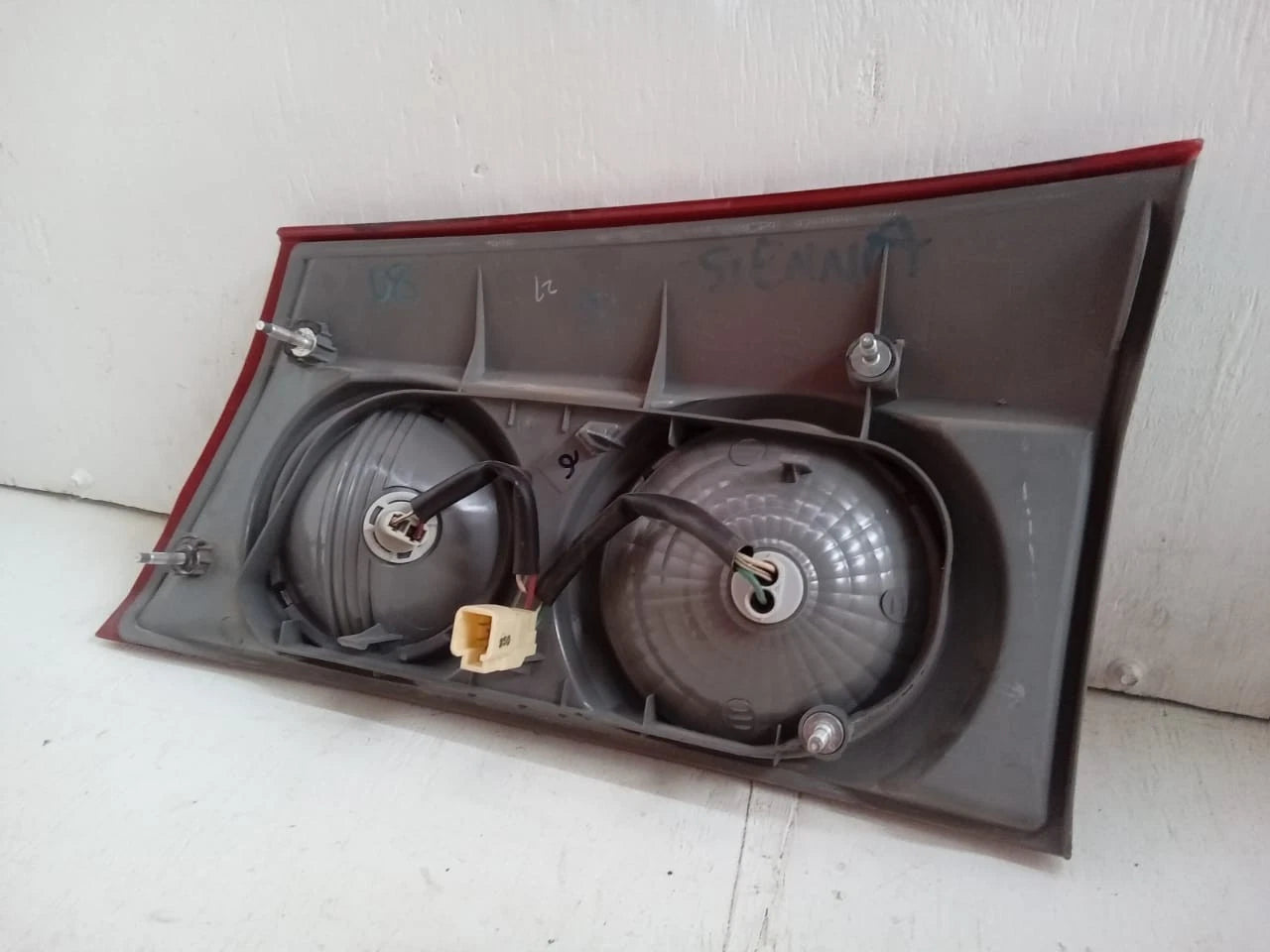 2006 - 2010 TOYOTA SIENNA LID TAIL LIGHT REAR LAMP LEFT DRIVER SIDE 81680-AE020