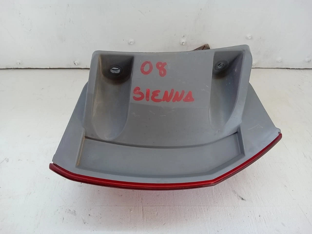 2006-2010 TOYOTA SIENNA TAIL LIGHT REAR LAMP RIGHT PASSENGER SIDE 81550AE020