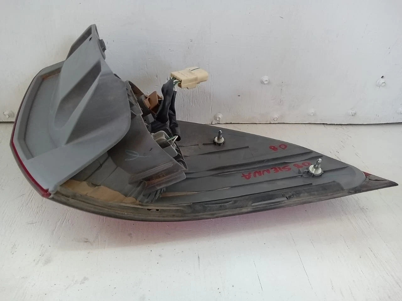 2006-2010 TOYOTA SIENNA TAIL LIGHT REAR LAMP RIGHT PASSENGER SIDE 81550AE020