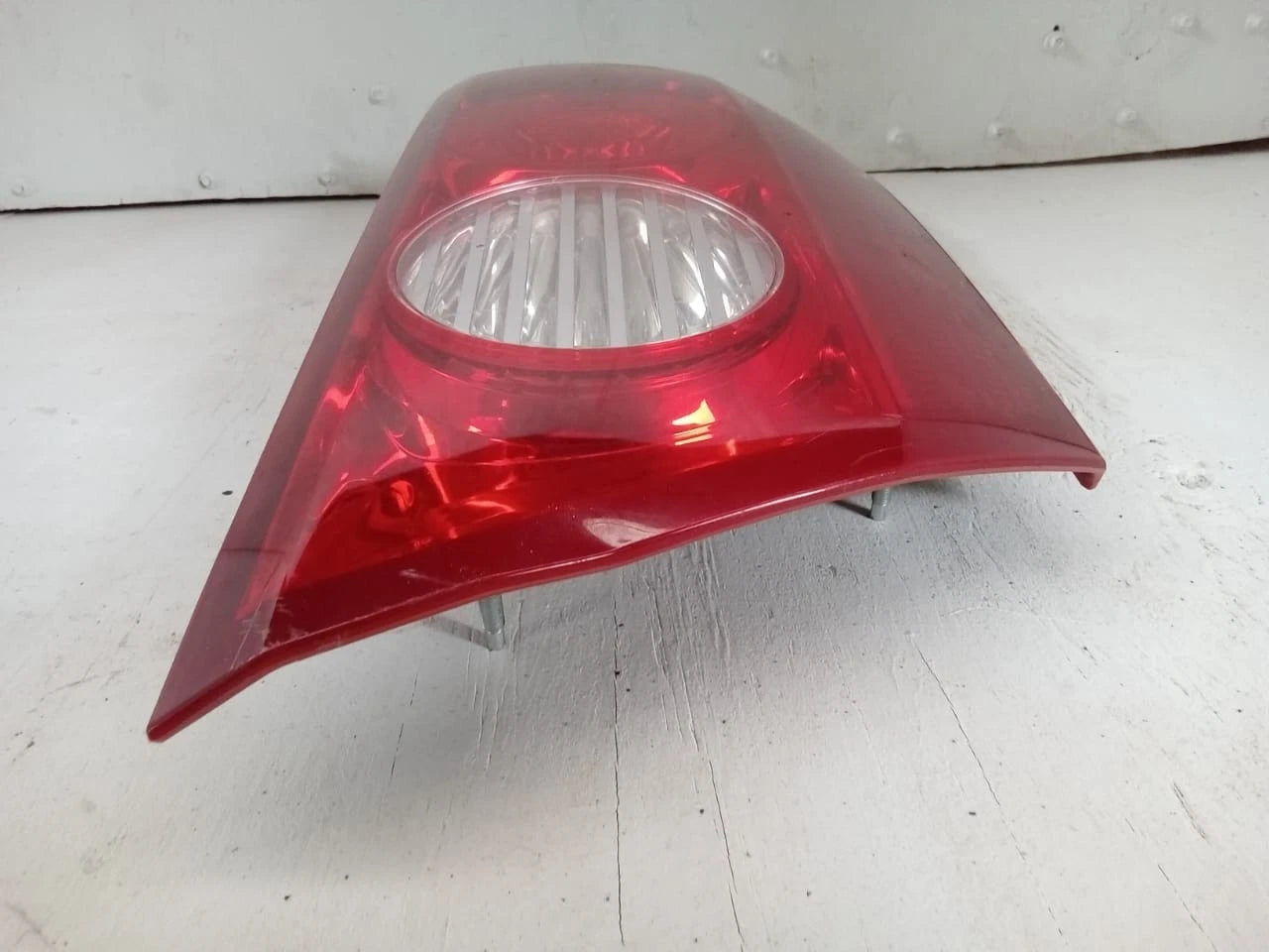 2006 - 2010 TOYOTA SIENNA LID TAIL LIGHT REAR LAMP LEFT DRIVER SIDE 81680-AE020