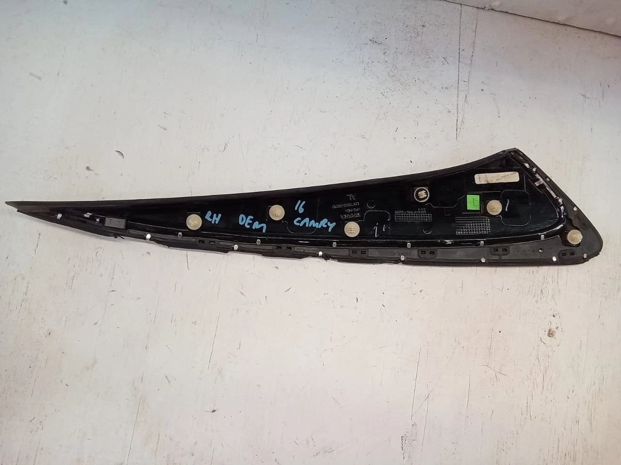 2015-2016 TOYOTA CAMRY LEFT LH SIDE REAR PILLAR TRIM MOLDING OEM 75056-06010