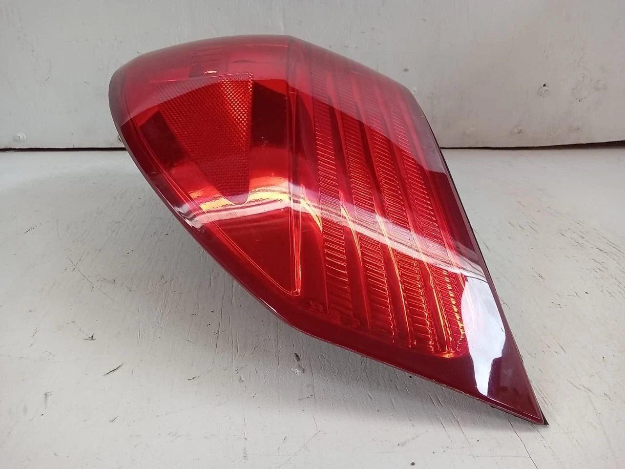 2006-2010 TOYOTA SIENNA TAIL LIGHT REAR LAMP RIGHT PASSENGER SIDE 81550AE020