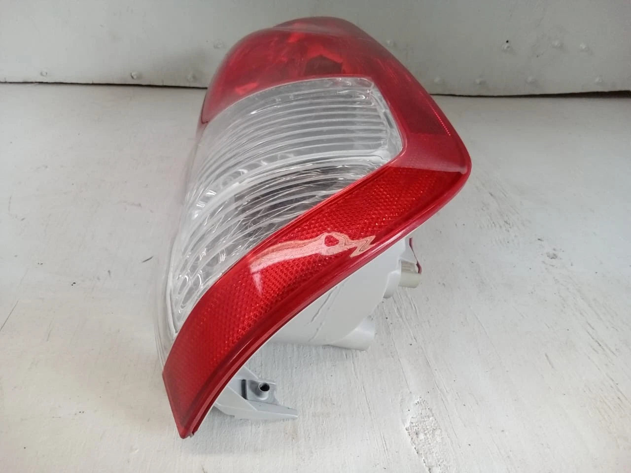2005-2006 TOYOTA TUNDRA TAIL LIGHT REAR LAMP LEFT DRIVER SIDE DOUBLE CAB 815600C060