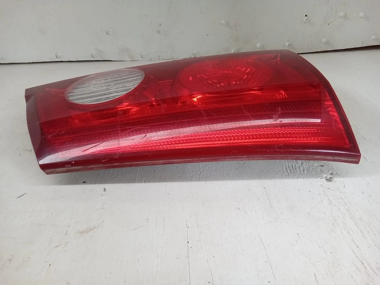 2006 - 2010 TOYOTA SIENNA LID TAIL LIGHT REAR LAMP LEFT DRIVER SIDE 81680-AE020