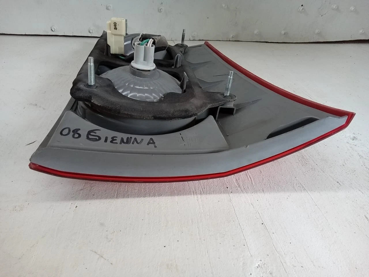 2006 - 2010 TOYOTA SIENNA LID TAIL LIGHT REAR LAMP LEFT DRIVER SIDE 81680-AE020