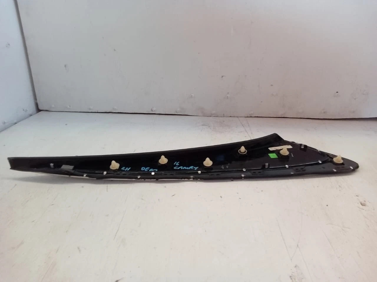 2015-2016 TOYOTA CAMRY LEFT LH SIDE REAR PILLAR TRIM MOLDING OEM 75056-06010