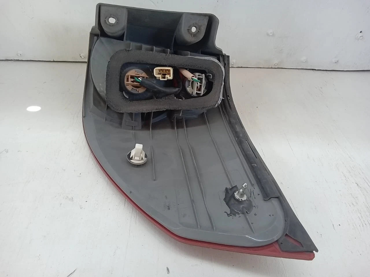 2006-2010 TOYOTA SIENNA TAIL LIGHT REAR LAMP LEFT DRIVER SIDE 81560AE020