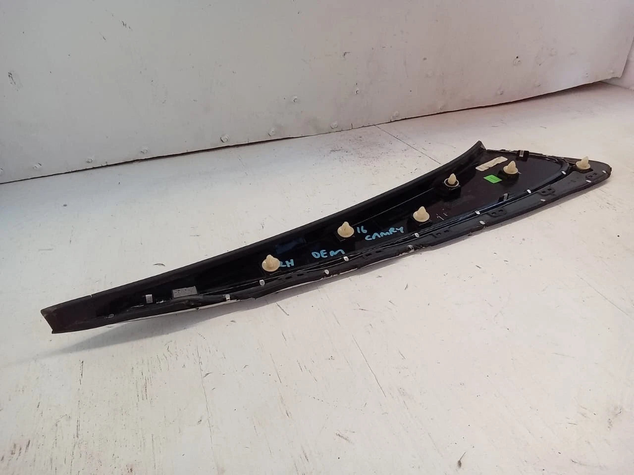 2015-2016 TOYOTA CAMRY LEFT LH SIDE REAR PILLAR TRIM MOLDING OEM 75056-06010