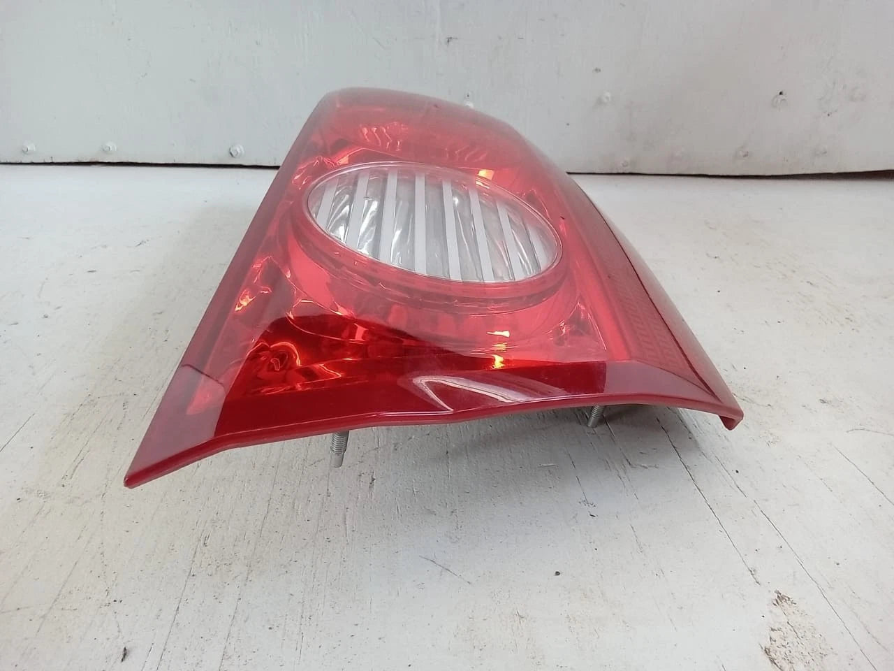 2006 - 2010 TOYOTA SIENNA LID TAIL LIGHT REAR LAMP LEFT DRIVER SIDE 81680-AE020