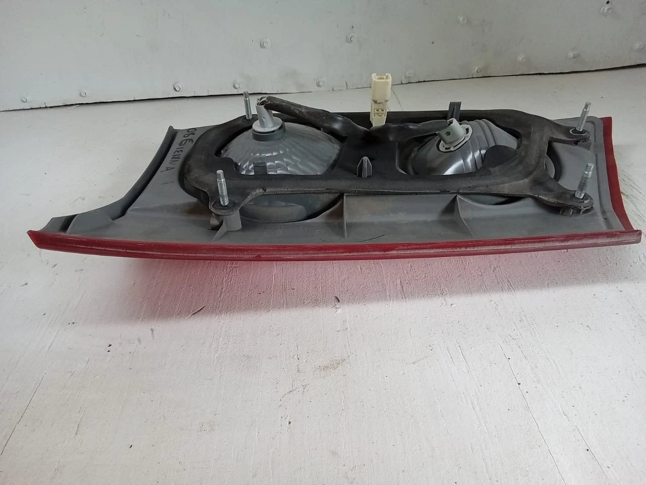 2006 - 2010 TOYOTA SIENNA LID TAIL LIGHT REAR LAMP LEFT DRIVER SIDE 81680-AE020