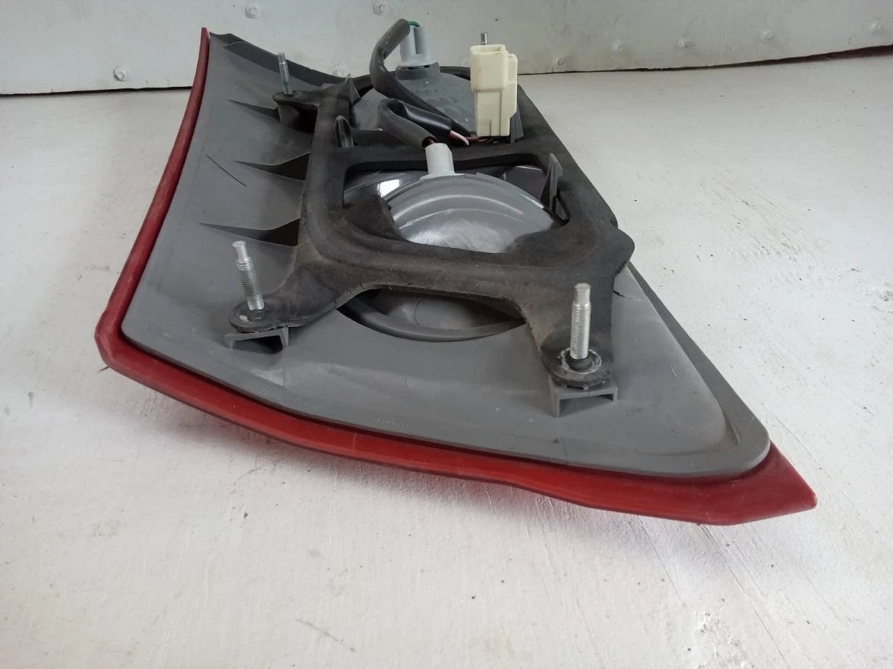 2006 - 2010 TOYOTA SIENNA LID TAIL LIGHT REAR LAMP LEFT DRIVER SIDE 81680-AE020