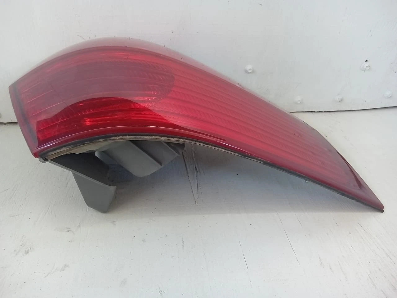 2006-2010 TOYOTA SIENNA TAIL LIGHT REAR LAMP LEFT DRIVER SIDE 81560AE020