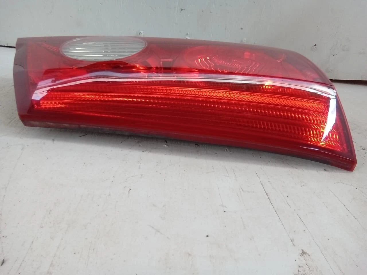 2006 - 2010 TOYOTA SIENNA LID TAIL LIGHT REAR LAMP LEFT DRIVER SIDE 81680-AE020