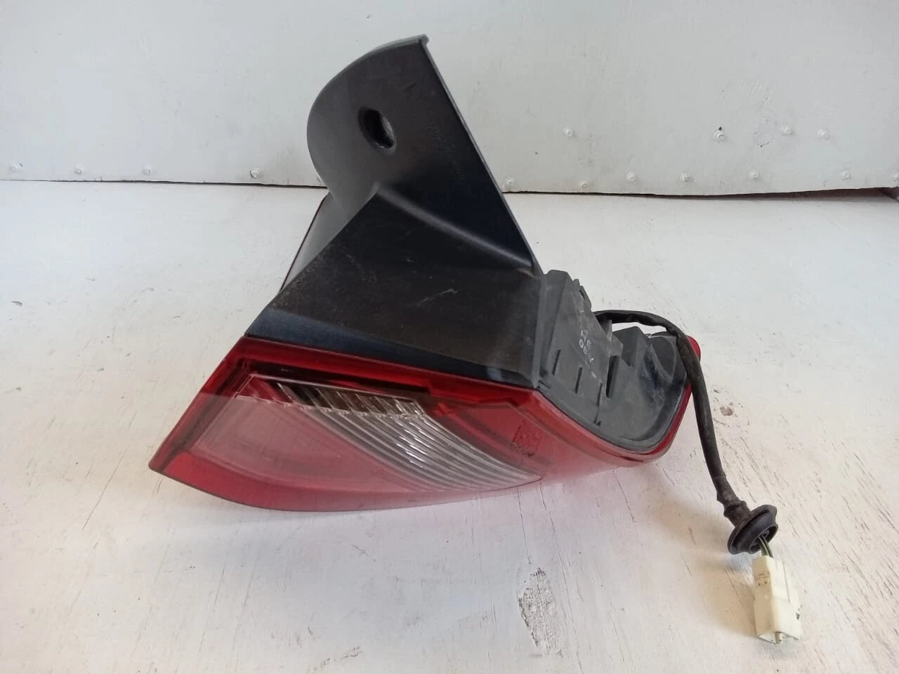 2018-2020 MITSUBISHI ECLIPSE CROSS TAIL LIGHT REAR LAMP LEFT DRIVER SIDE 8330B014