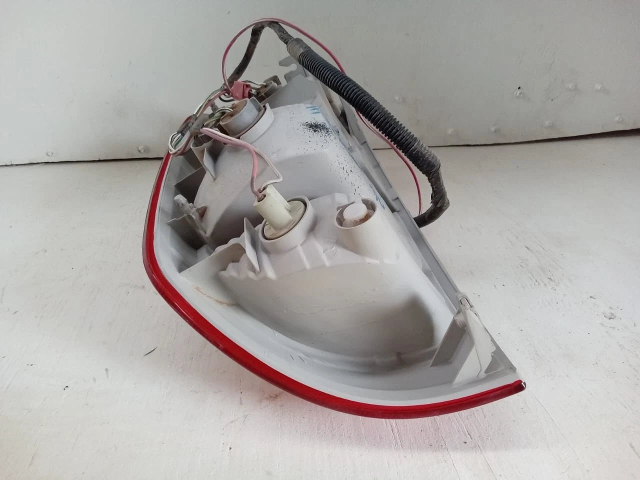 2005-2006 TOYOTA TUNDRA TAIL LIGHT REAR LAMP LEFT DRIVER SIDE DOUBLE CAB 815600C060