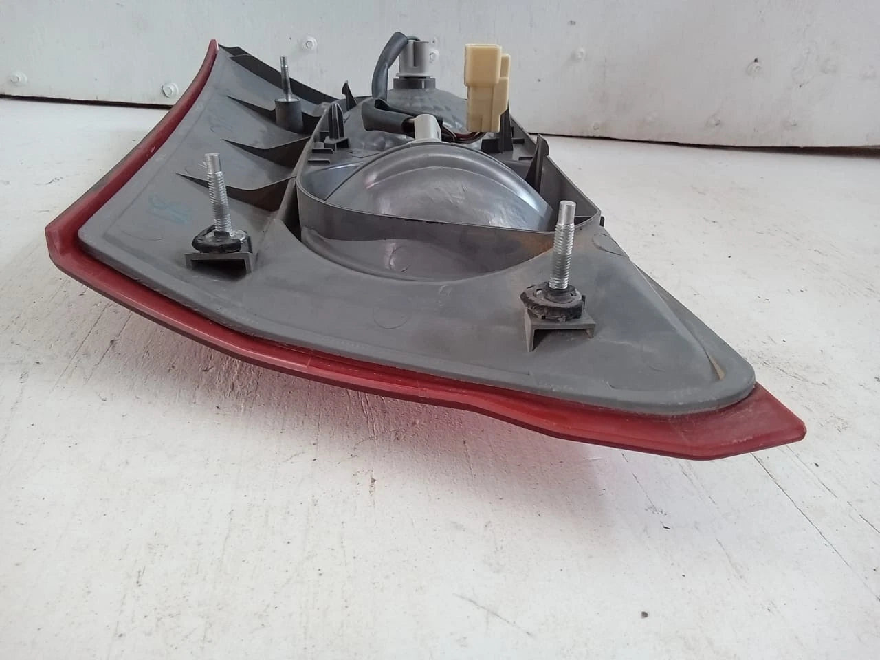 2006 - 2010 TOYOTA SIENNA LID TAIL LIGHT REAR LAMP LEFT DRIVER SIDE 81680-AE020