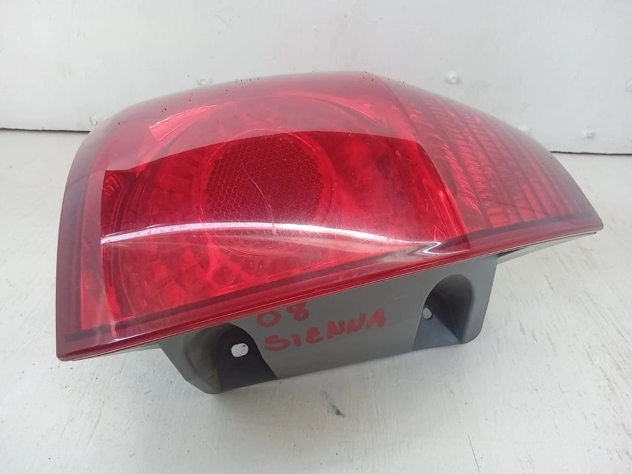 2006-2010 TOYOTA SIENNA TAIL LIGHT REAR LAMP LEFT DRIVER SIDE 81560AE020