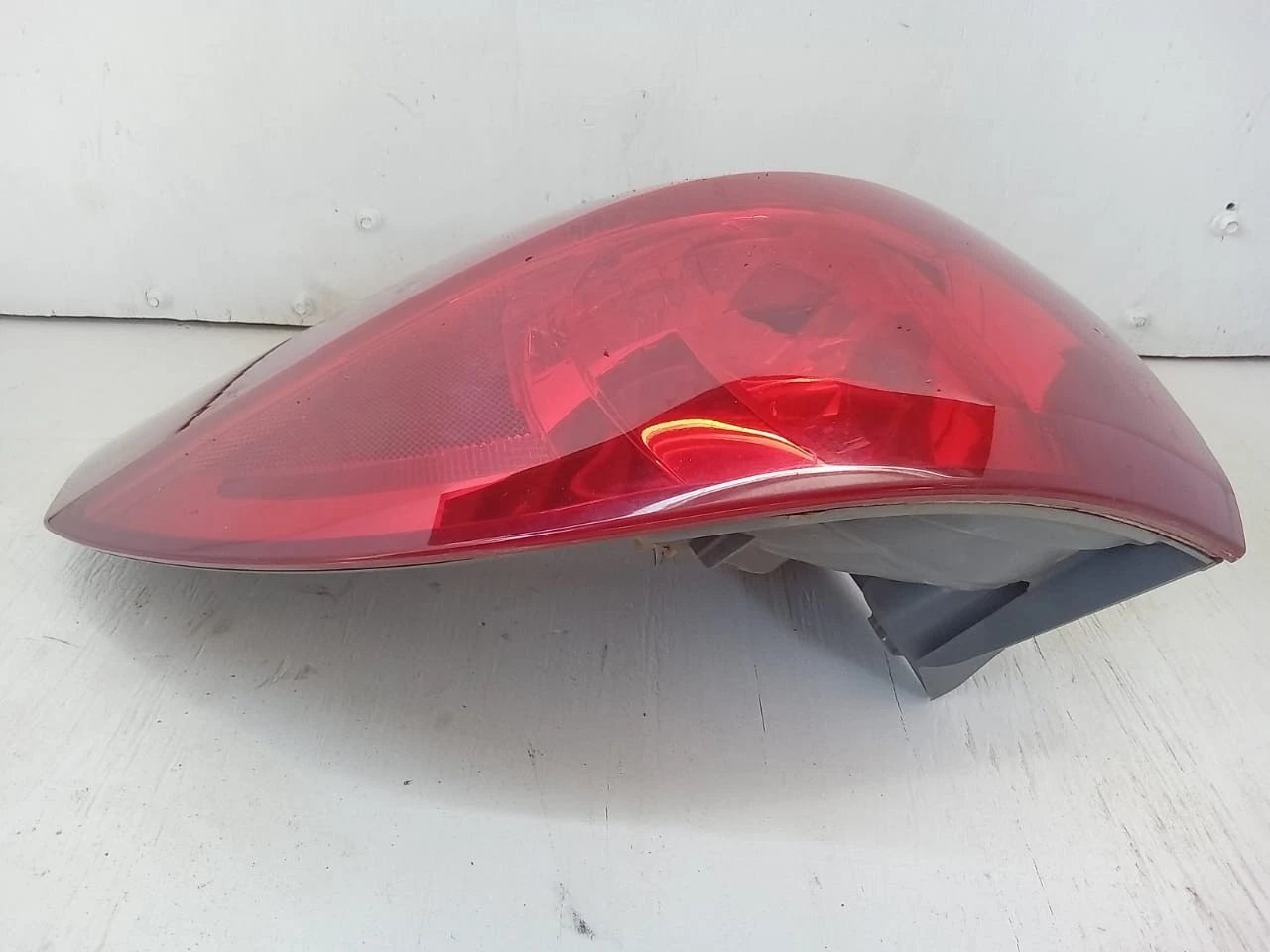 2006-2010 TOYOTA SIENNA TAIL LIGHT REAR LAMP LEFT DRIVER SIDE 81560AE020