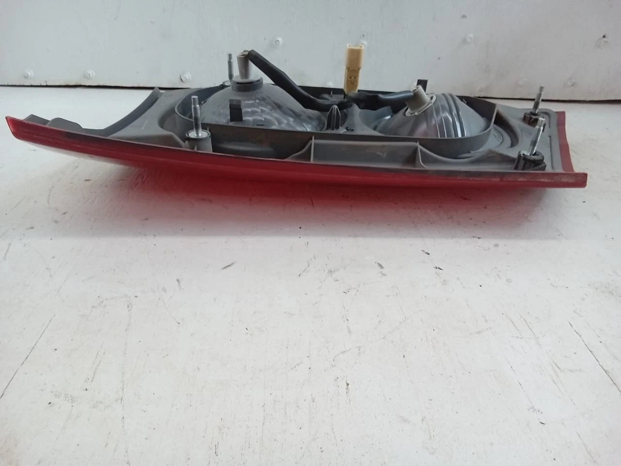 2006 - 2010 TOYOTA SIENNA LID TAIL LIGHT REAR LAMP LEFT DRIVER SIDE 81680-AE020