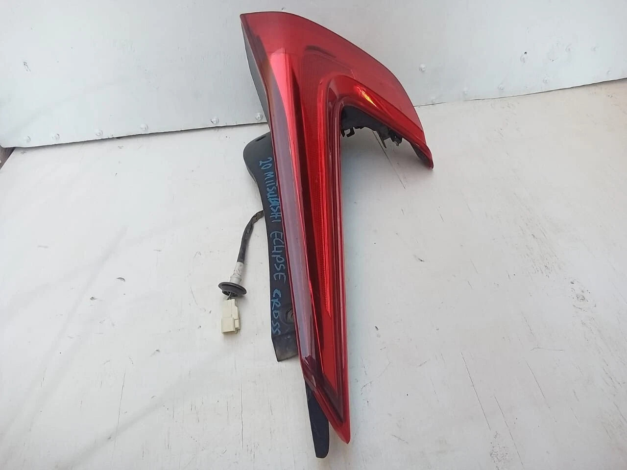 2018-2020 MITSUBISHI ECLIPSE CROSS TAIL LIGHT REAR LAMP LEFT DRIVER SIDE 8330B014