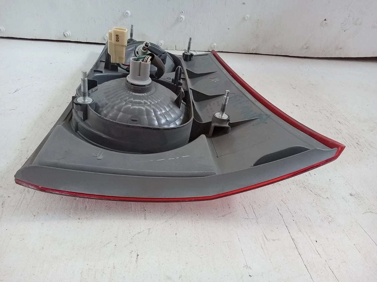 2006 - 2010 TOYOTA SIENNA LID TAIL LIGHT REAR LAMP LEFT DRIVER SIDE 81680-AE020