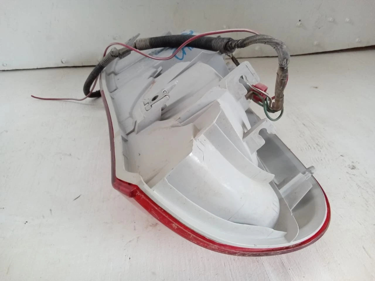 2005-2006 TOYOTA TUNDRA TAIL LIGHT REAR LAMP LEFT DRIVER SIDE DOUBLE CAB 815600C060