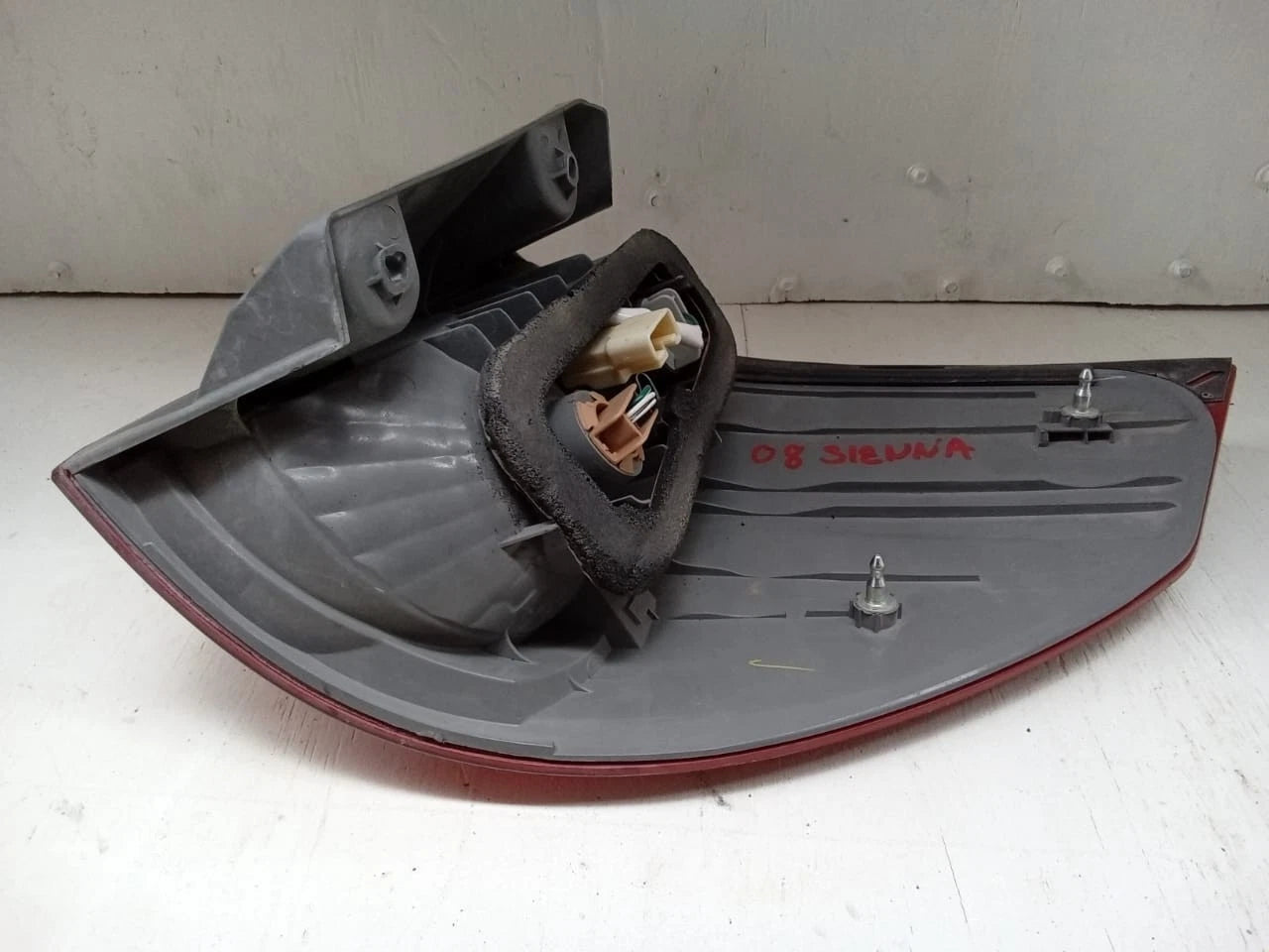 2006-2010 TOYOTA SIENNA TAIL LIGHT REAR LAMP LEFT DRIVER SIDE 81560AE020