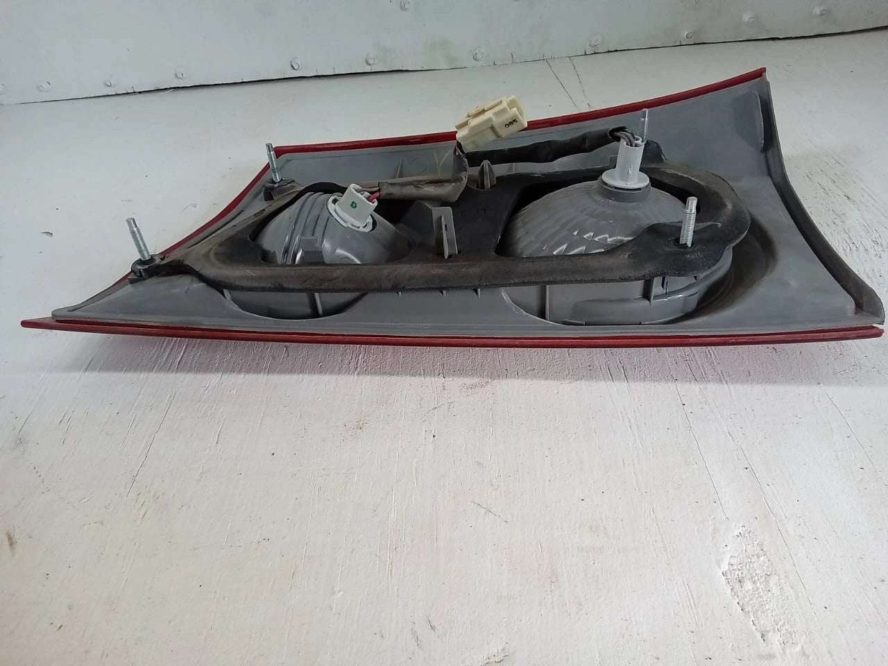 2006 - 2010 TOYOTA SIENNA LID TAIL LIGHT REAR LAMP LEFT DRIVER SIDE 81680-AE020