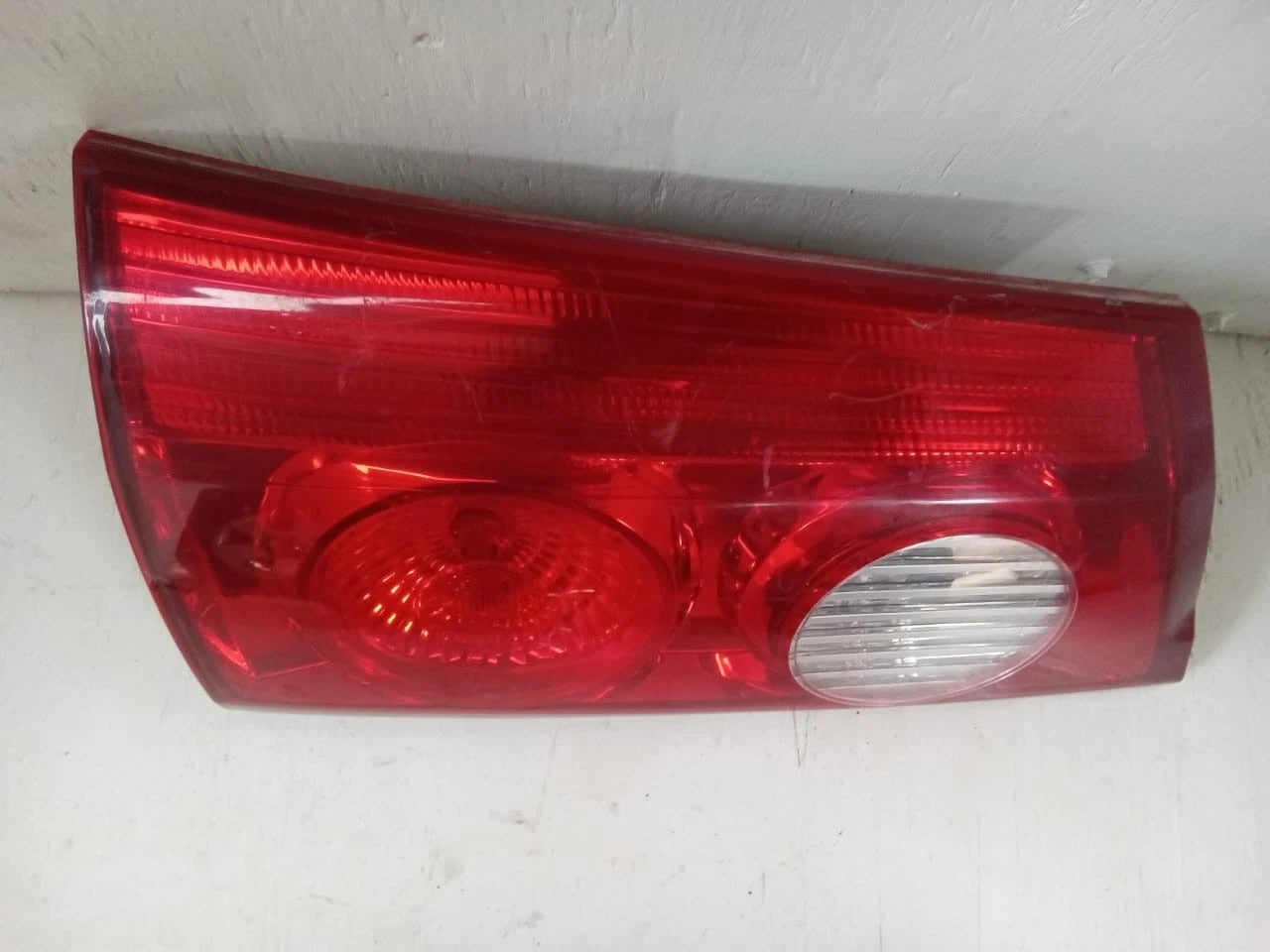 2006 - 2010 TOYOTA SIENNA LID TAIL LIGHT REAR LAMP LEFT DRIVER SIDE 81680-AE020